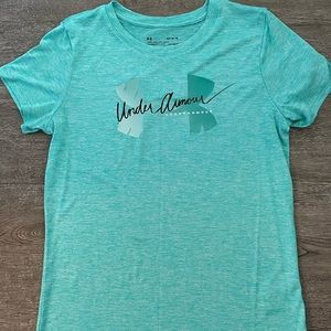 Medium Women’s Under Armour tee